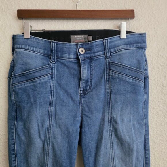 Torrid Super Soft Bombshell Skinny Medium Wash Jeans Women's Size 12 - Picture 2 of 8